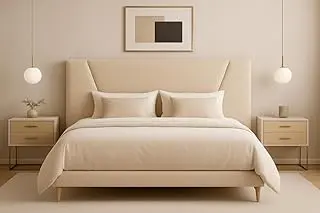 Cabecero tapizado en tela beige con cama completa y mesitas de noche simétricas